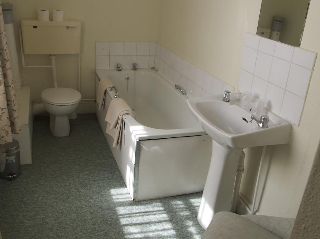 Calverts Hotel - Newport, Isle Of Wight Room photo