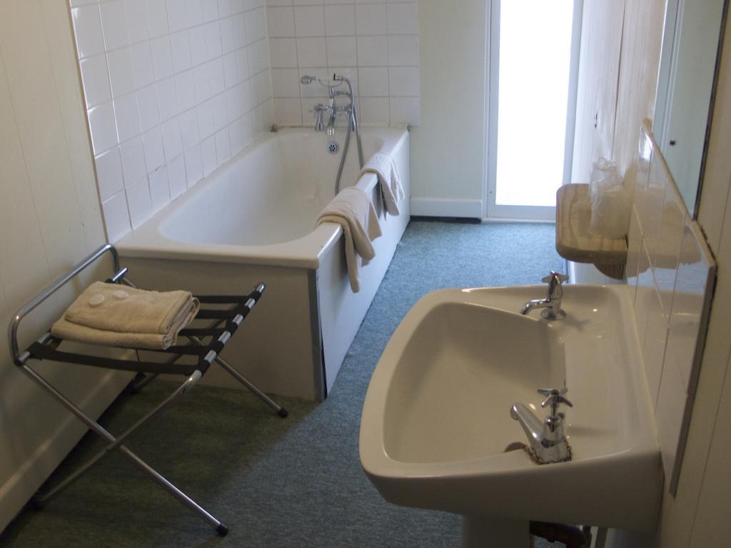 Calverts Hotel - Newport, Isle Of Wight Room photo